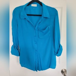 Botton down blouse, long or button up quartered sleeves.